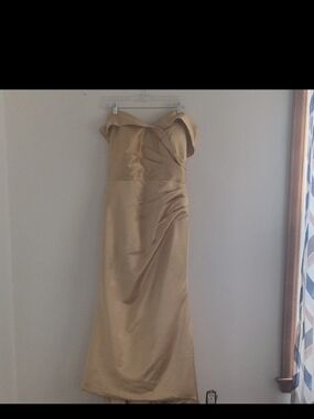 Elegant Strapless Satin Evening Dress in Gold